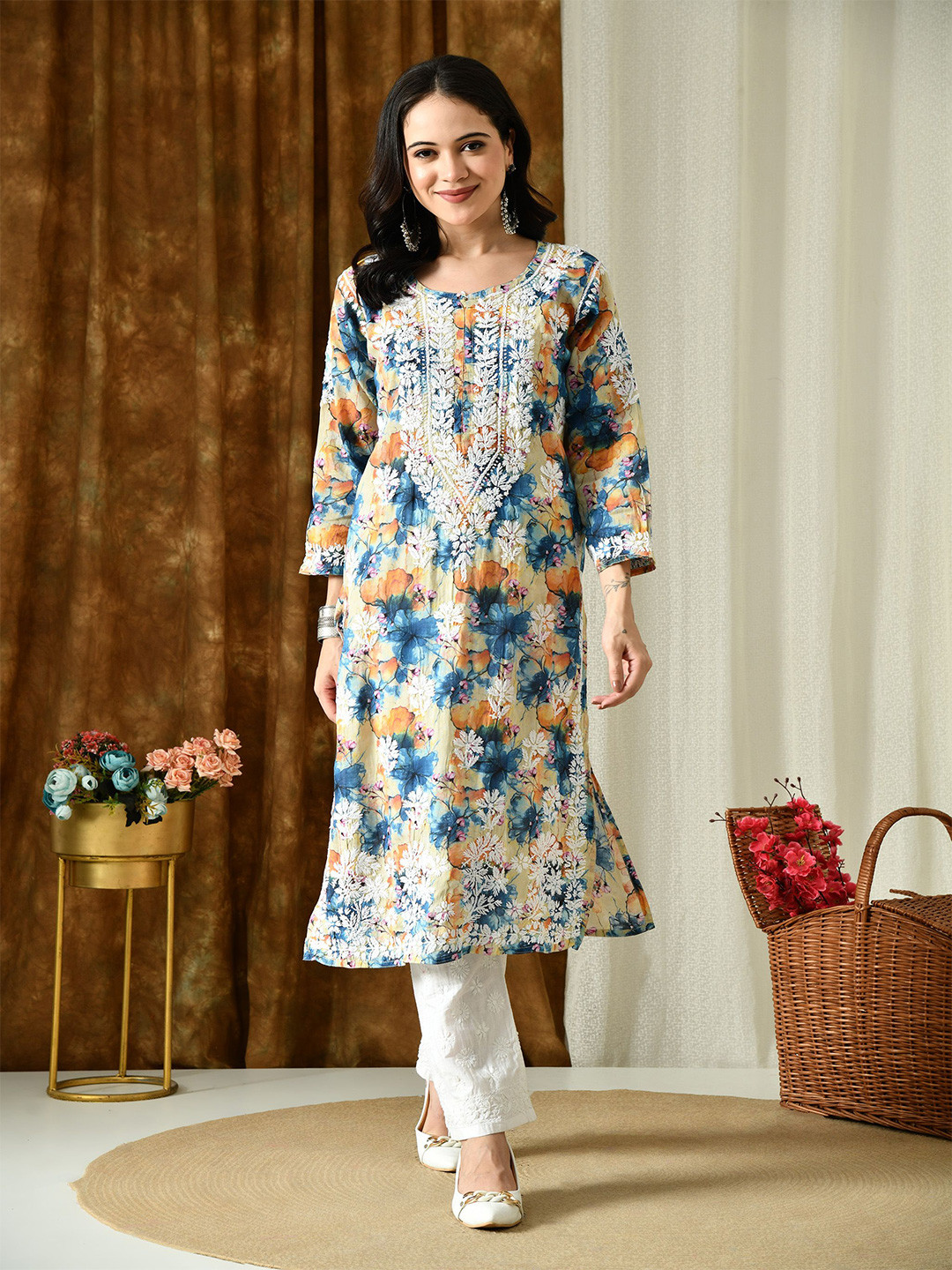 Syrish Women Floral Embroidered Lucknow Chikankari Kurta
