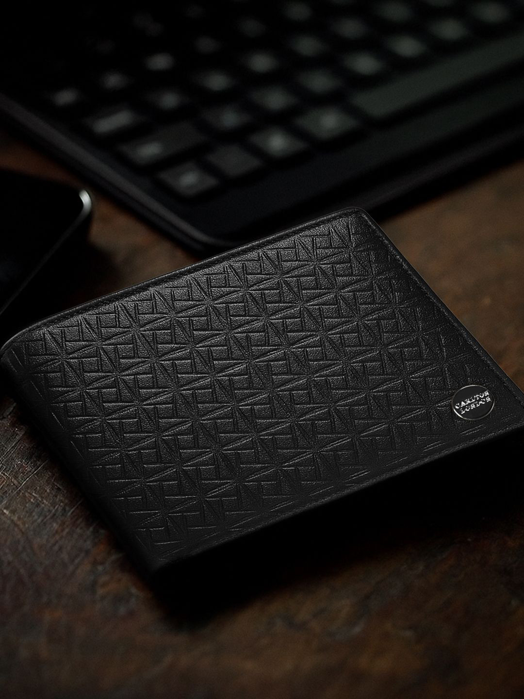 Carlton London Pattern Play Men Textured Leather Two Fold Wallet