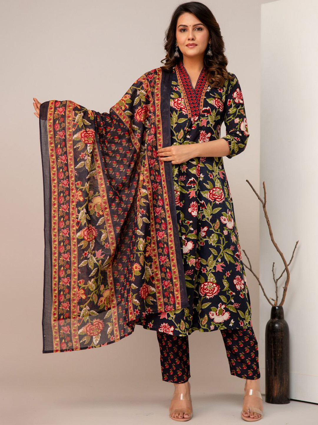 MANI EXPORTS Women Floral Printed Kurta with Trousers & Dupatta