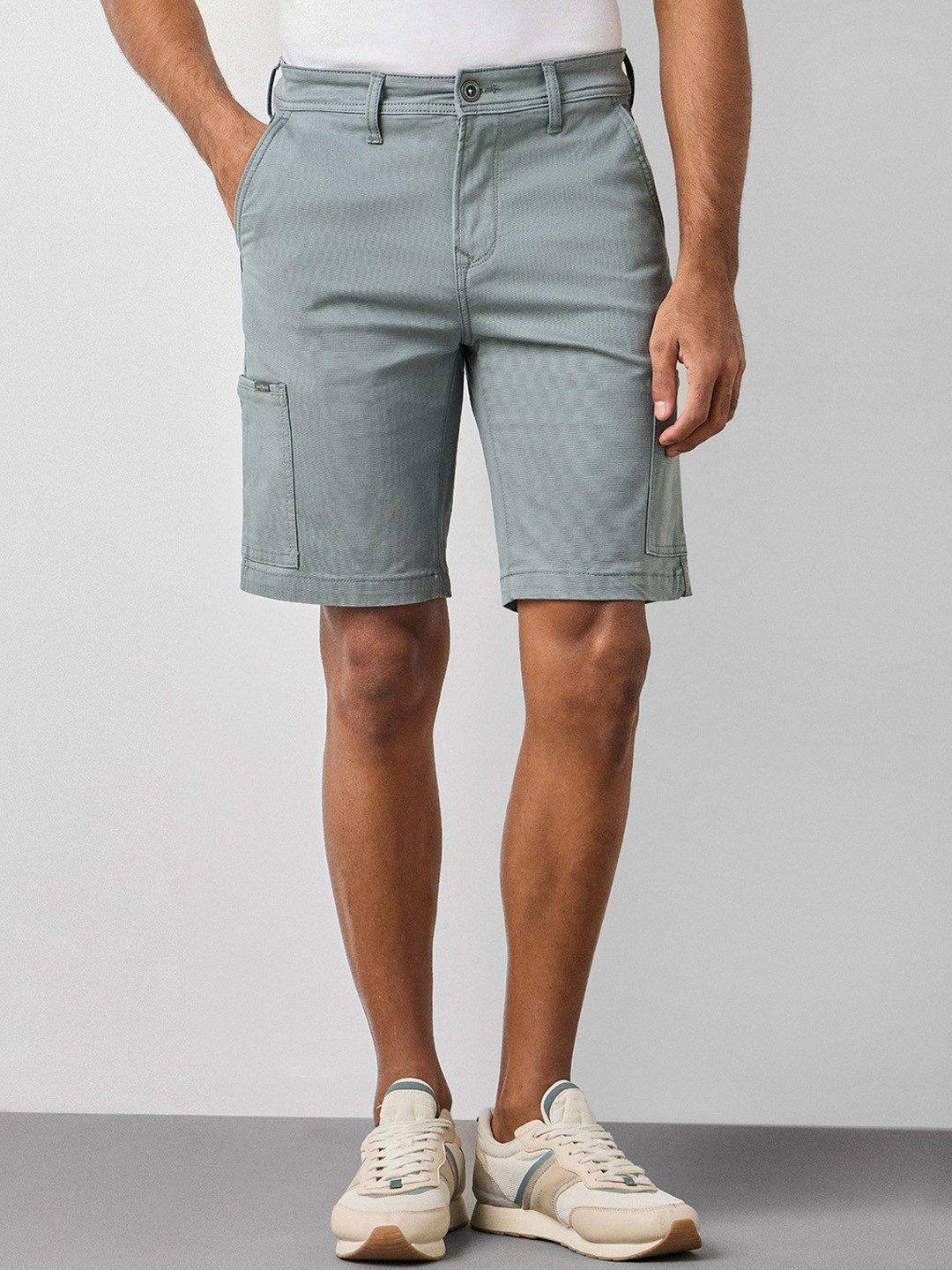 Men Solid Regular Fit Cargo Short