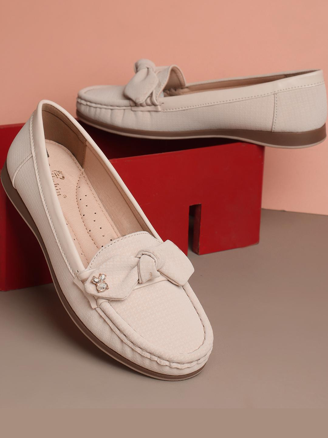 Dollphin Women Cream Casual Shoes