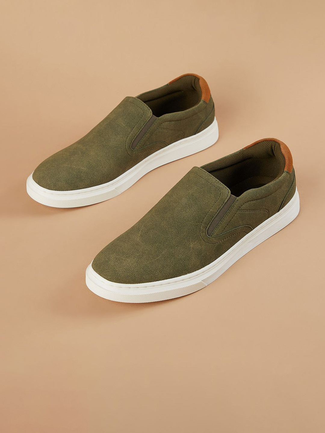 Forca  by Lifestyle Men Slip-On Contrast Sole Sneakers