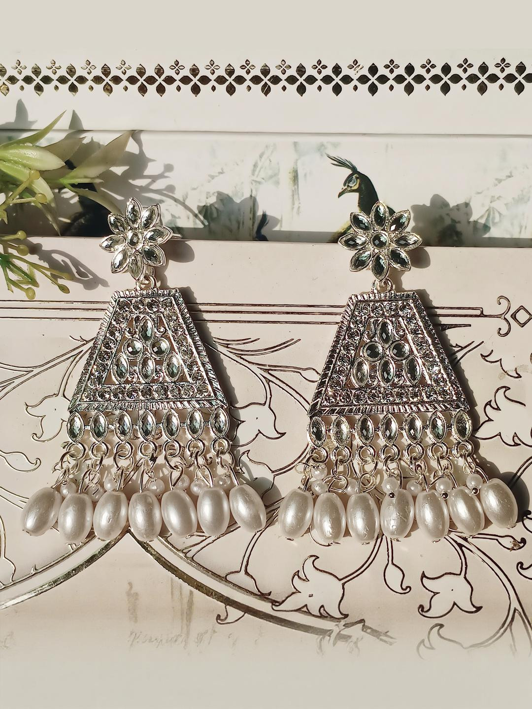 ISLANA Contemporary Studs Earrings