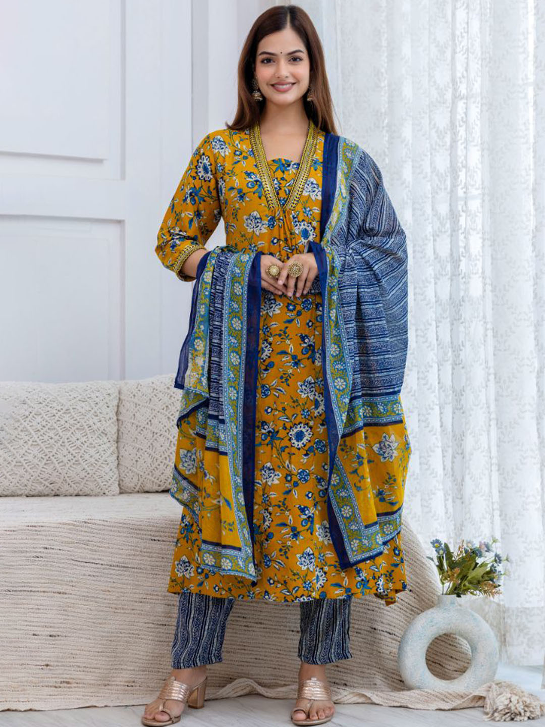 MANI EXPORTS Women Floral Printed A-Line Kurta with Trousers & Dupatta