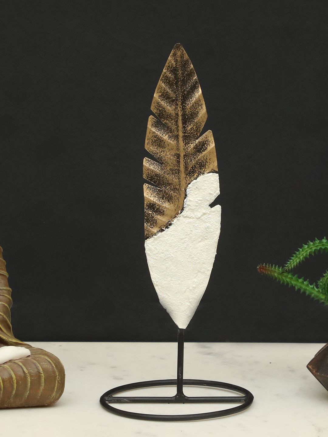 vedas F-Cyrus Black & White Palm Leaf Showpiece
