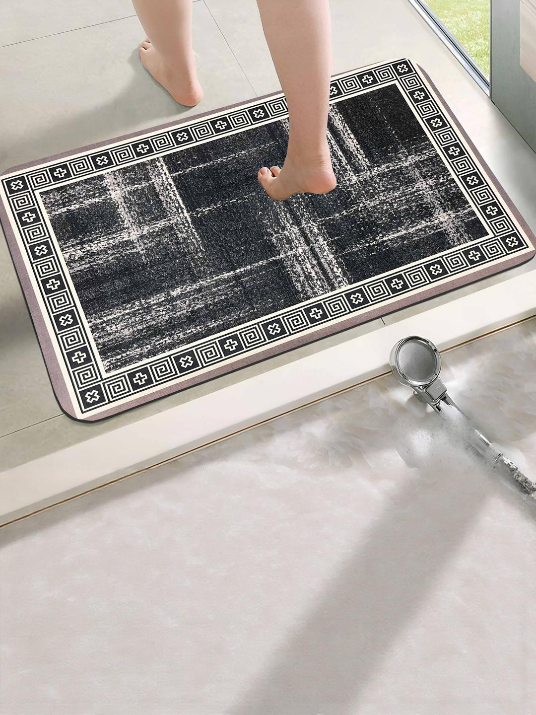 IVAZA Black & White Geometric Patterned 110 GSM Bathmat