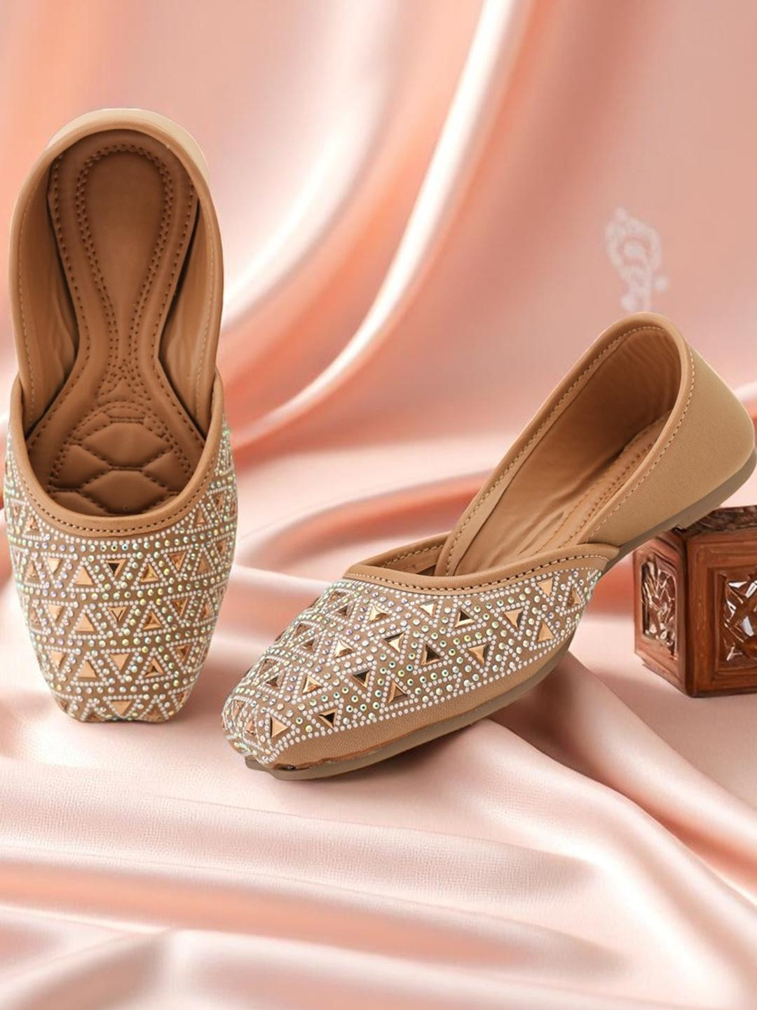 Freeplay Girls White Diamond Shape Pearl Embellished Traditional Jutti