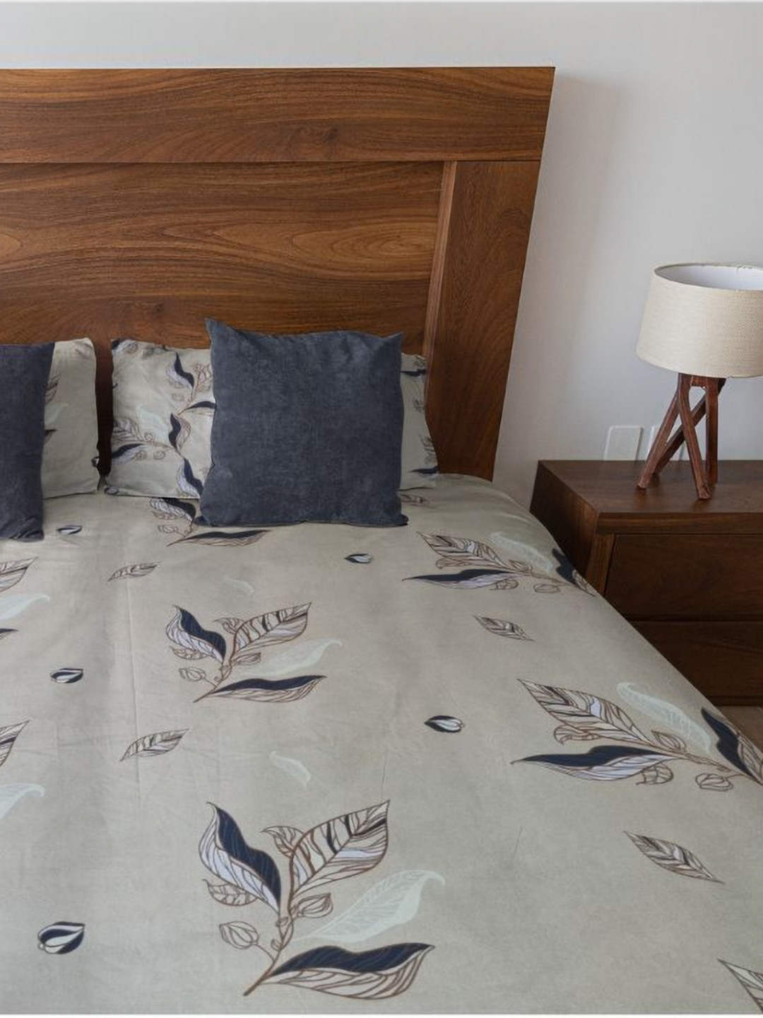 HARYANA HOOPS Beige & White Floral Printed 220 TC Queen Bedsheet Set 2.36m x 2.05m
