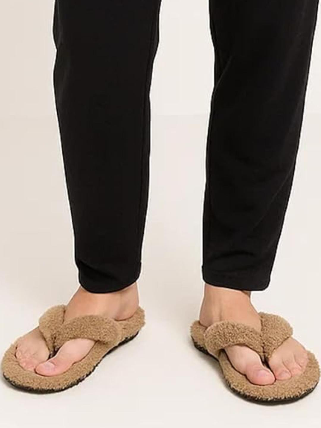 TRAVELKHUSHI Men Fur Flip Flops