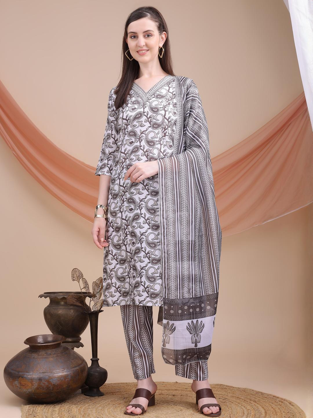 VS MALL Women Multi Art Silk Kurta Sets