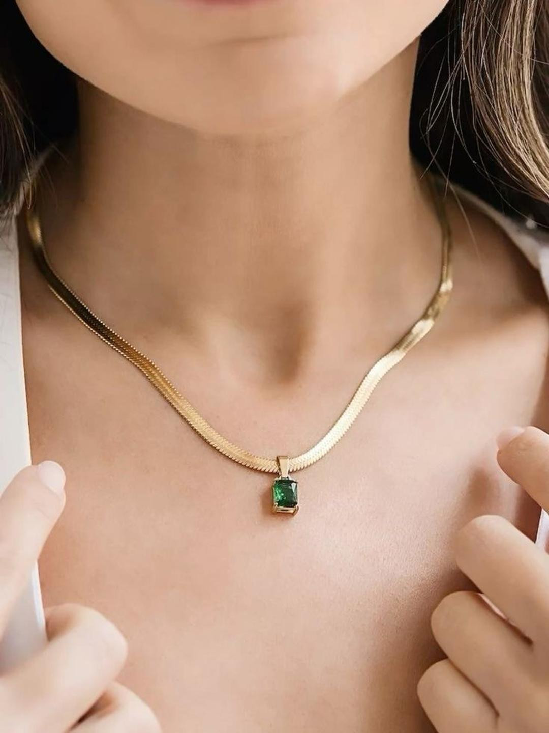 Glass pendant with chain