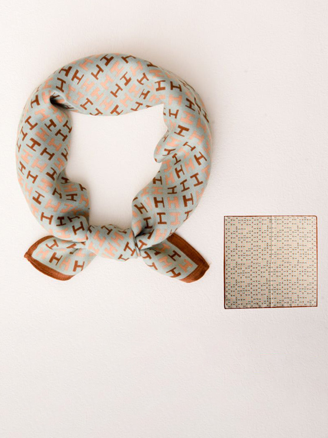 QUECY Women Typography  Printed Scarf