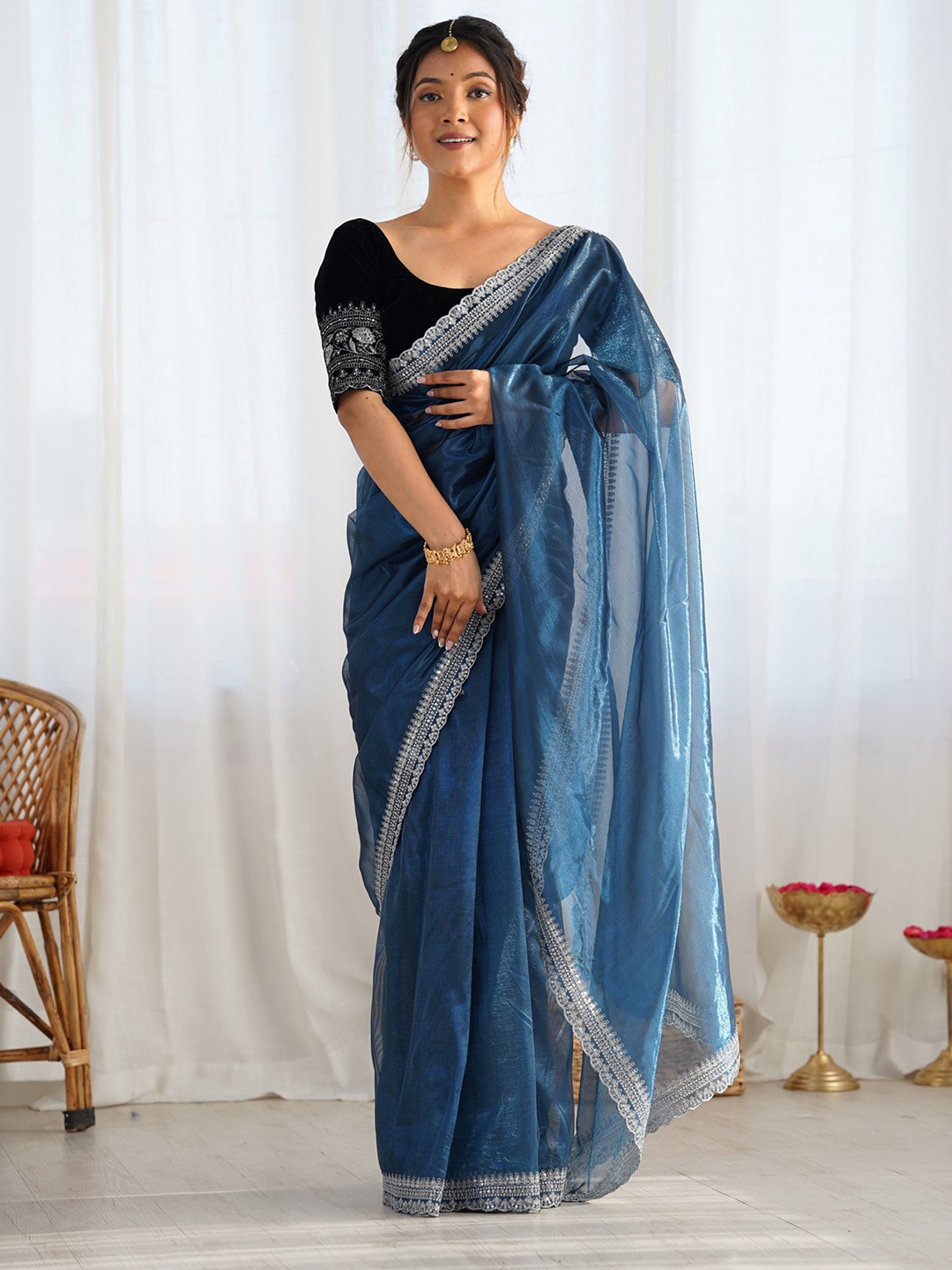 DIVASTRI Sequinned Net Velvet Saree With Blouse Piece
