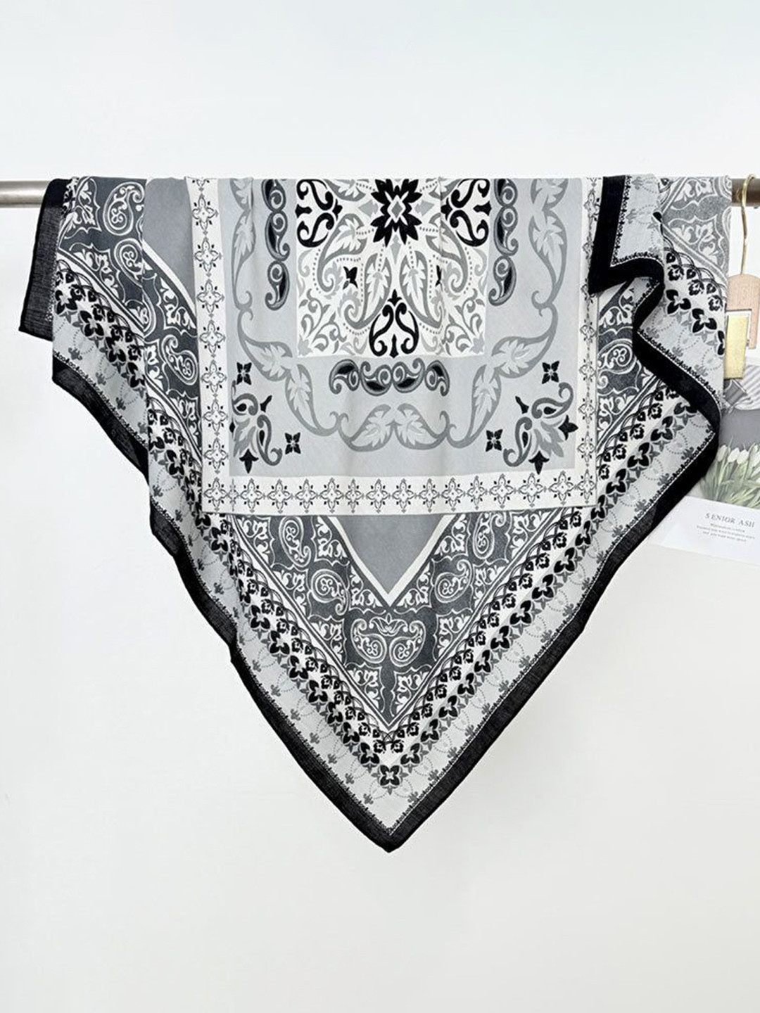 QUECY Paisley Printed Square Scarf