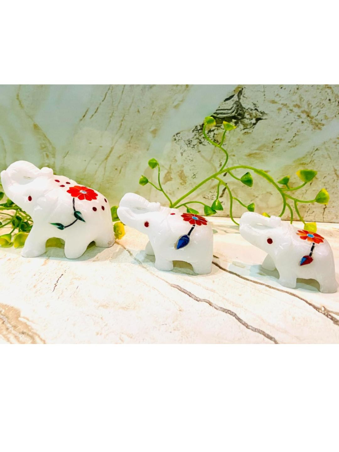 Altaica White Set of 3 Elephant Family Figurine Showpieces