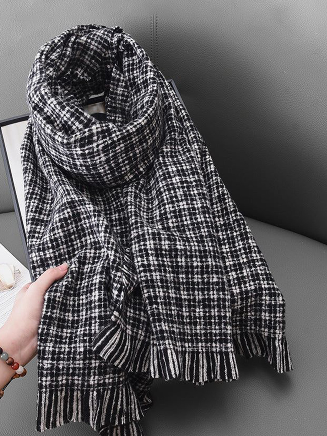 QUECY Women Rectangle Shape Checked Fringed Stole