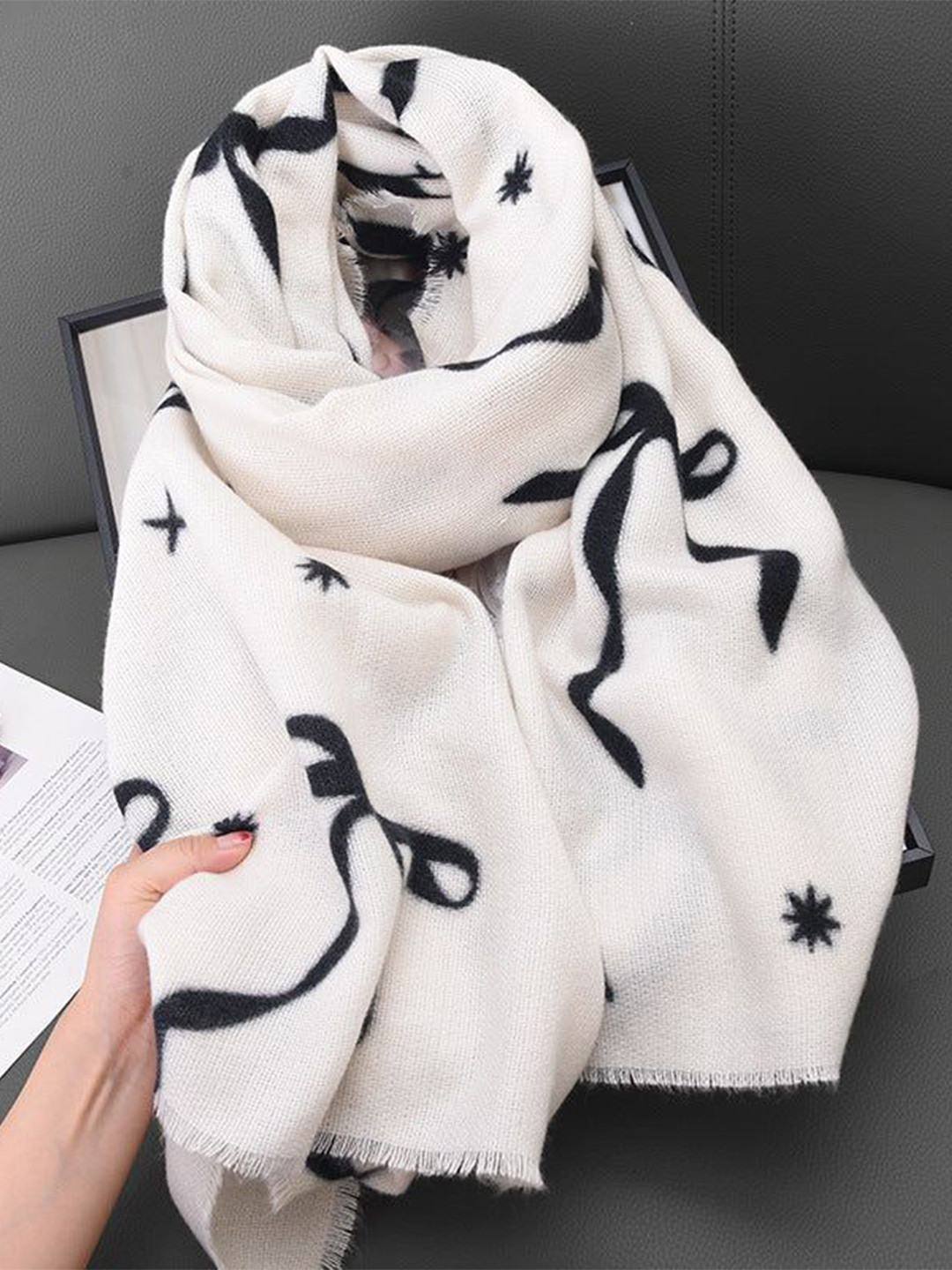 QUECY Women Printed Monochrome Stole with Fringed Border