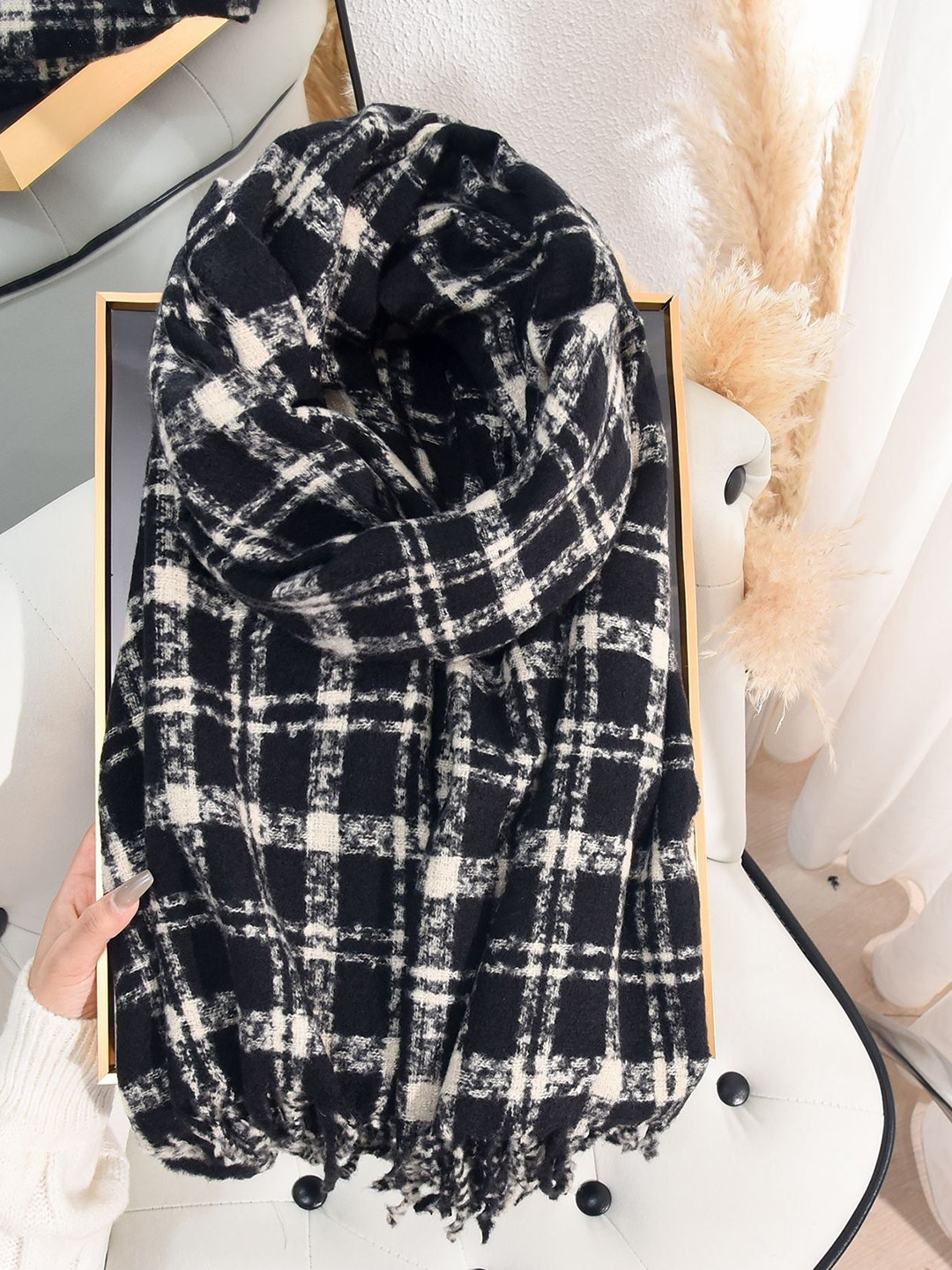 QUECY Women Checked Monochrome Scarf with Tasselled Border