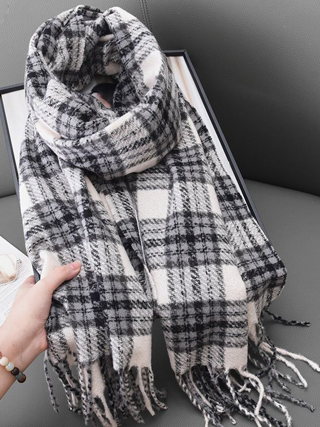 QUECY Women Checked Tasselled Borderd Stole