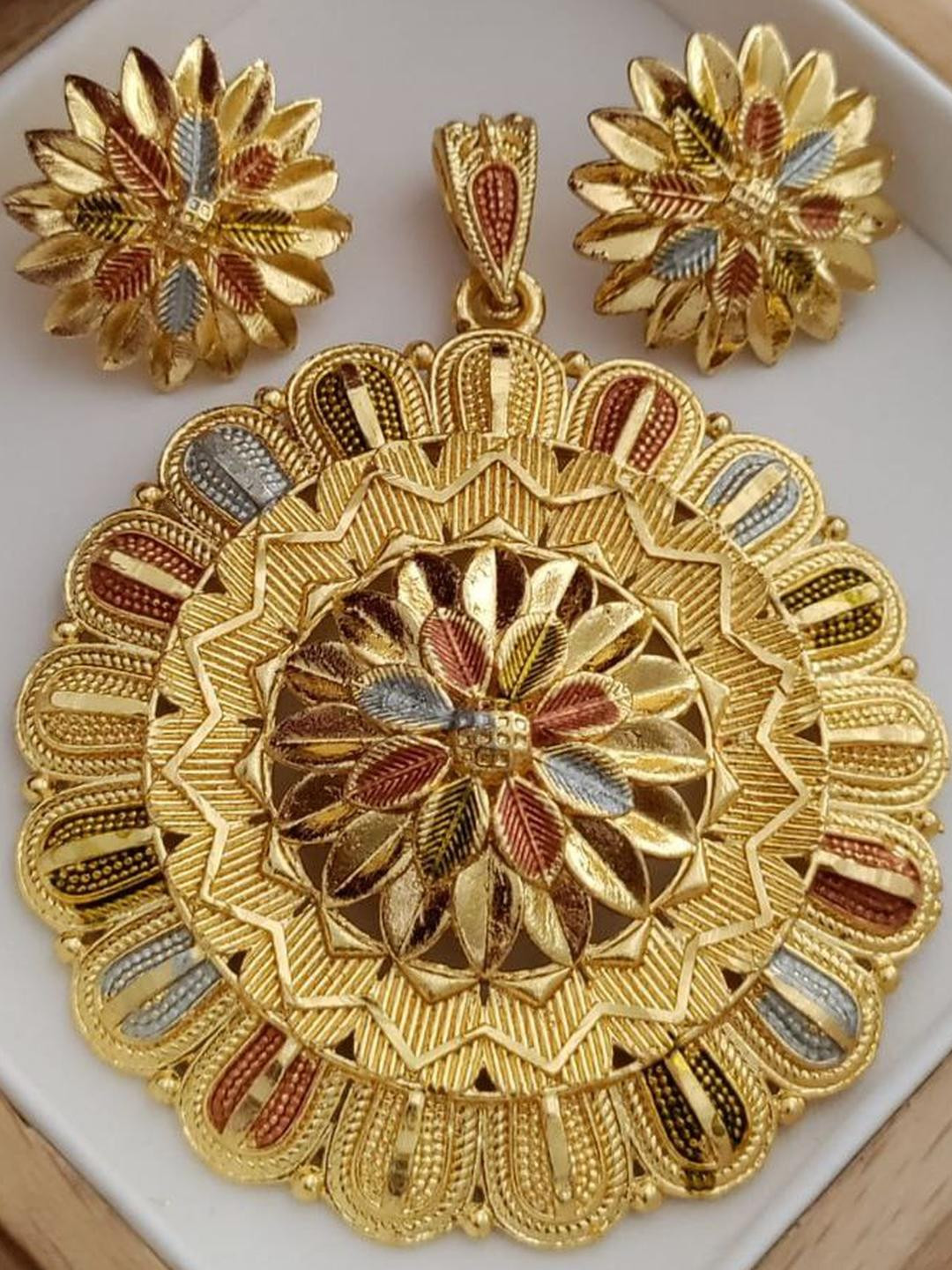 Niva Fashion Gold-plated Brass Jewellery set Pendent and matching Earing set