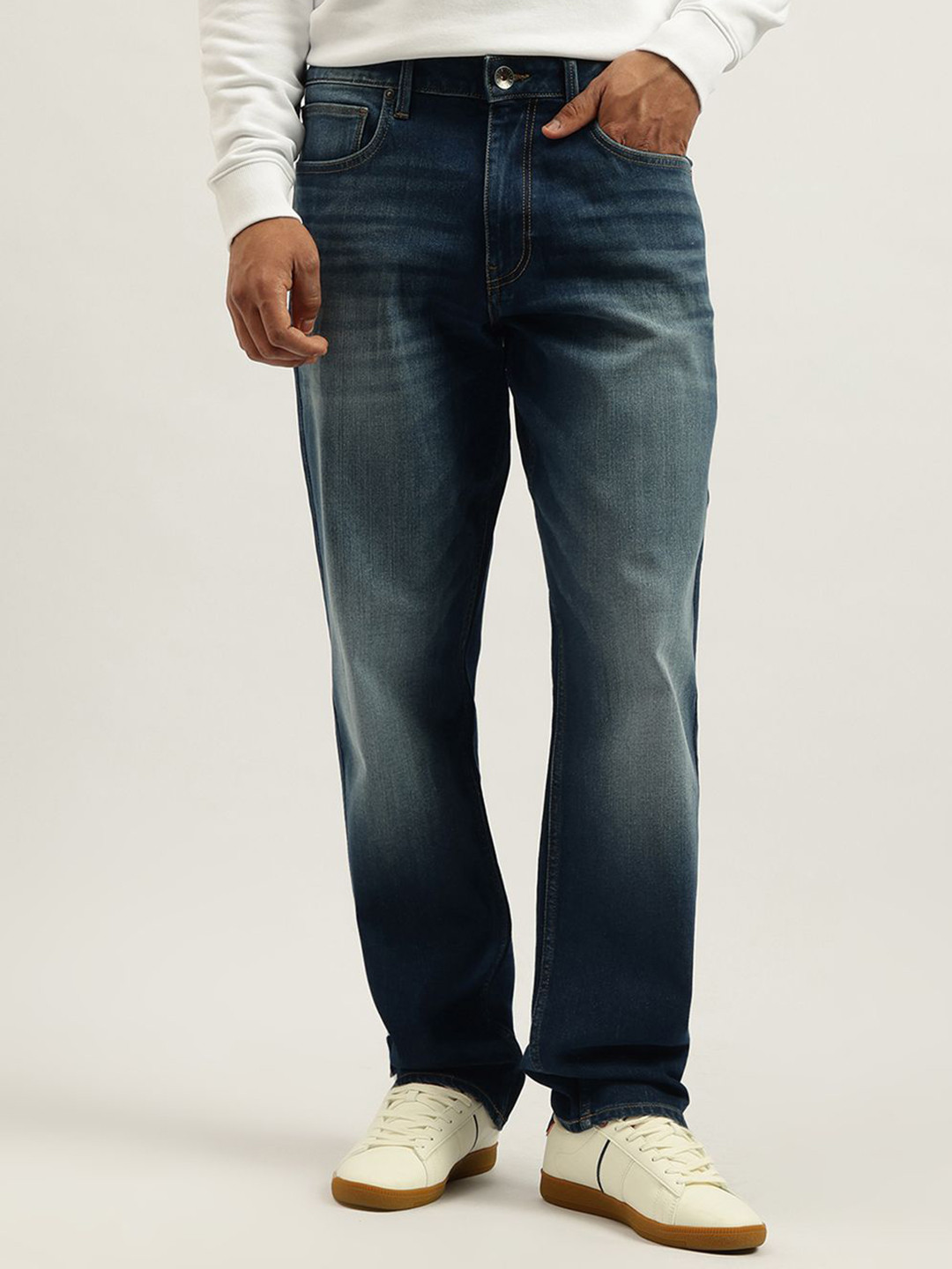 United Colors of Benetton Men Comfort Fit Heavy Fade Mid-Rise Dark Wash Jeans