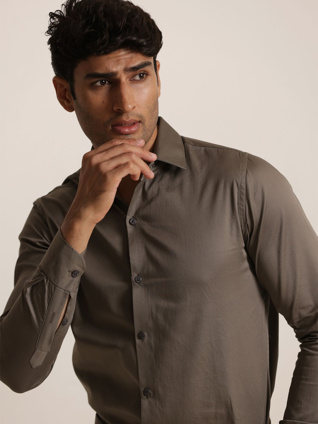 Uncluttered Closet Men Standard Slim Fit Solid Spread Collar Satin Formal Shirt