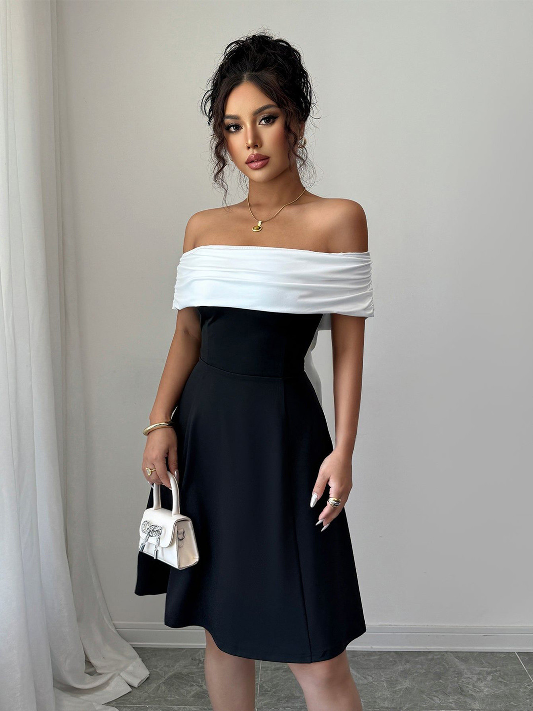 Outzidr Women Colourblocked Strapless Fit & Flare Mini Back Bow Dress