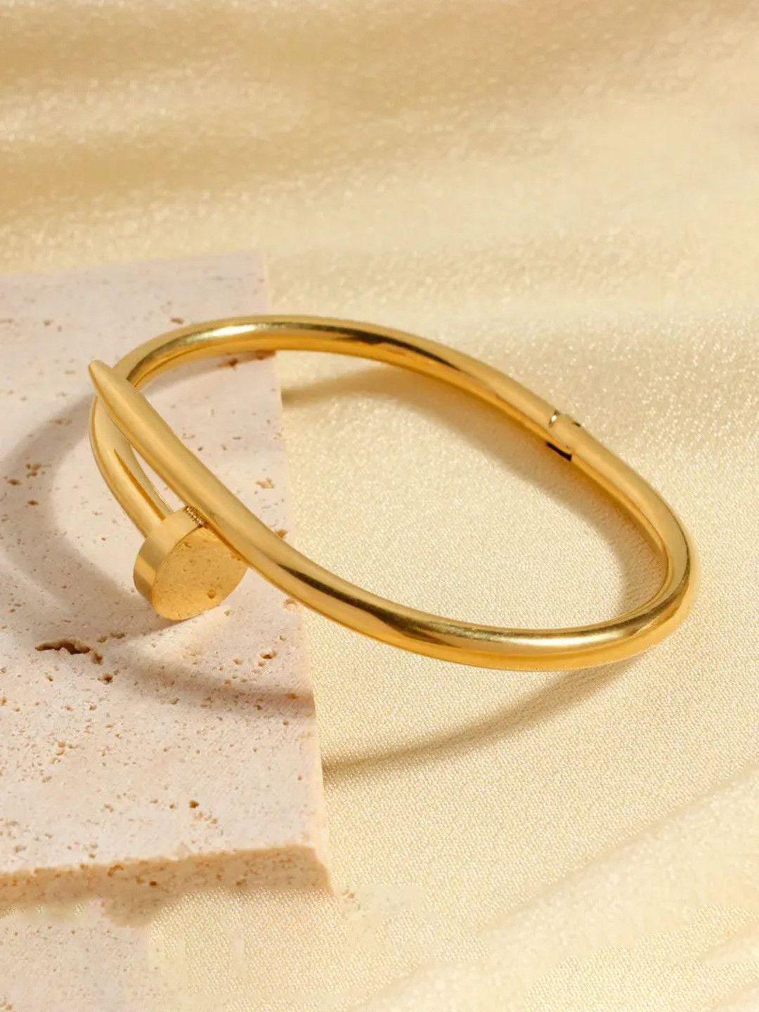 JEWILLEY Gold-Plated Stainless Steel Antique Anti Tarnish Bangle-Style Bracelet