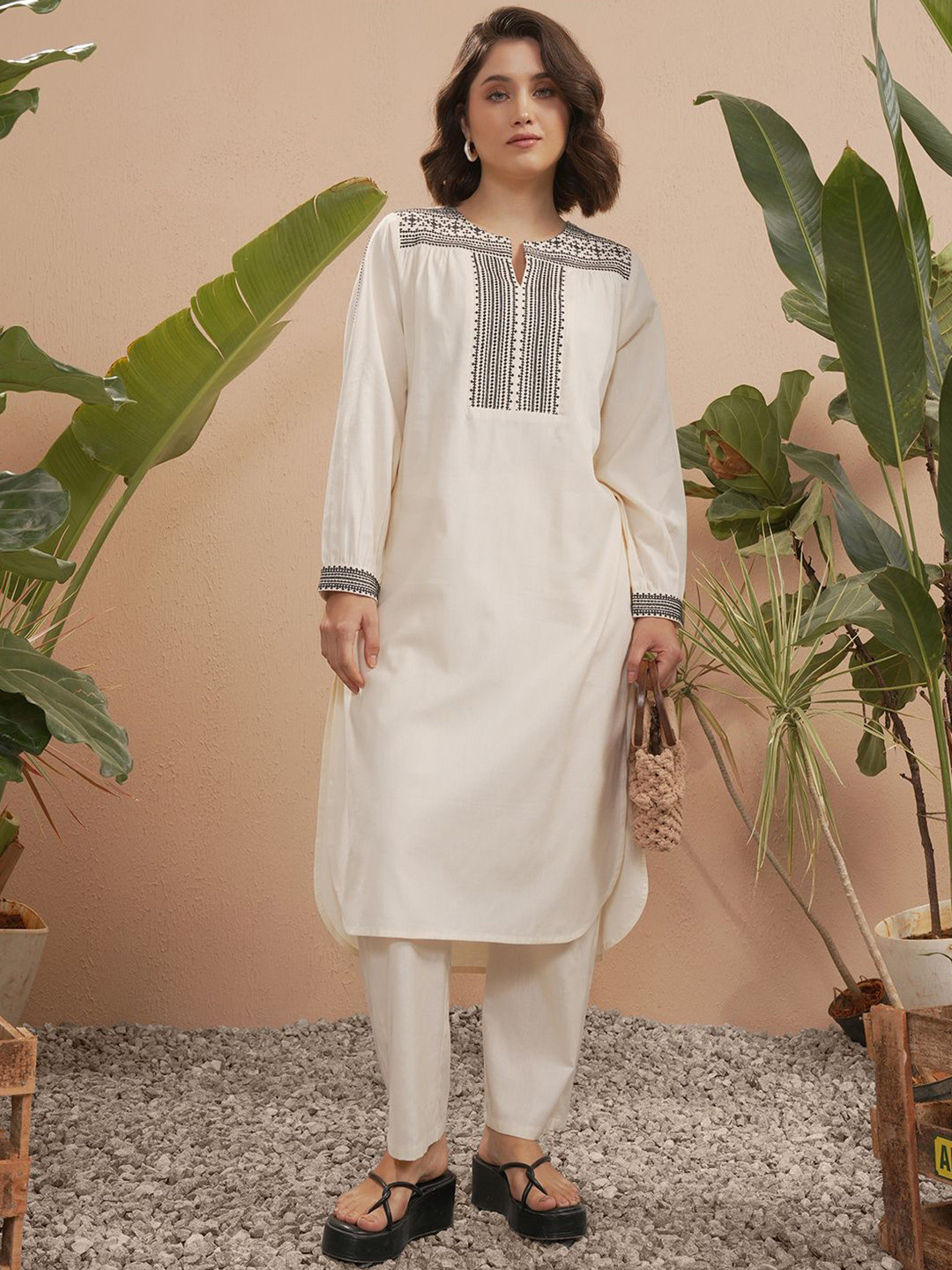 Vara By Vishudh Women Woven Design Embroidered Daily Straight Kurta