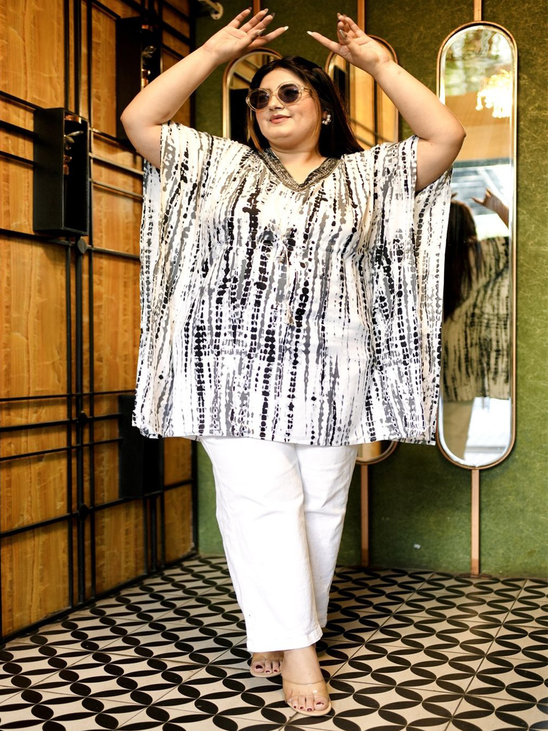 ROPADEMODA Abstract Printed V-Neck Kaftan Top