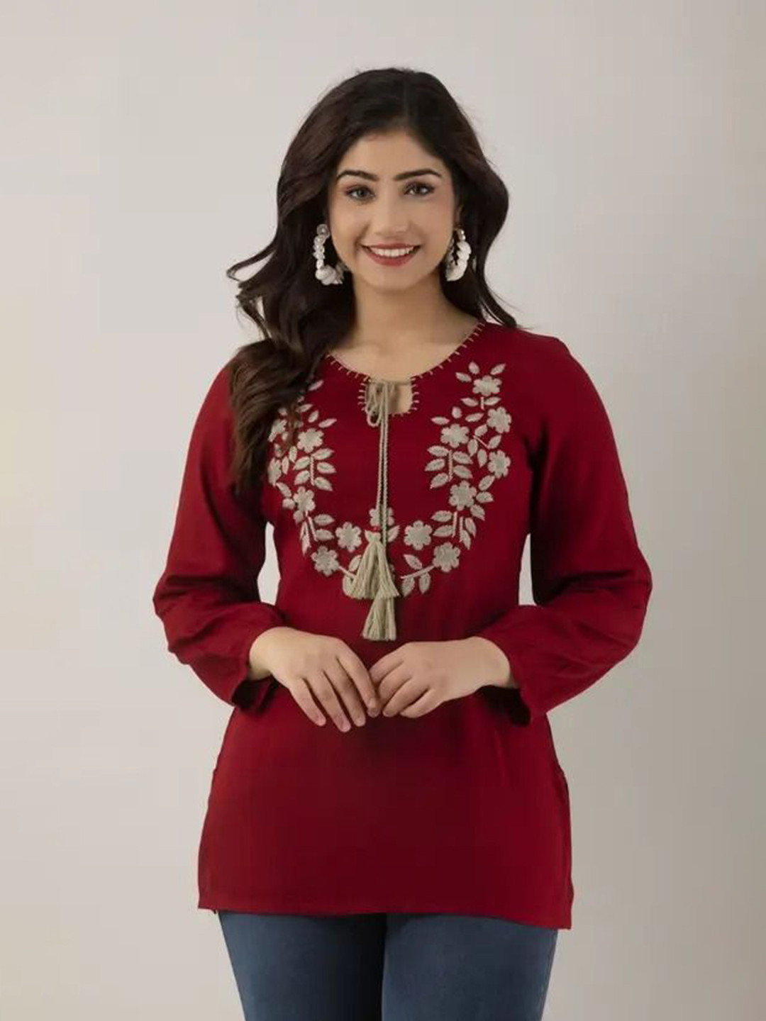 BlueWears Women Floral Embroidered Chikankari Kurti