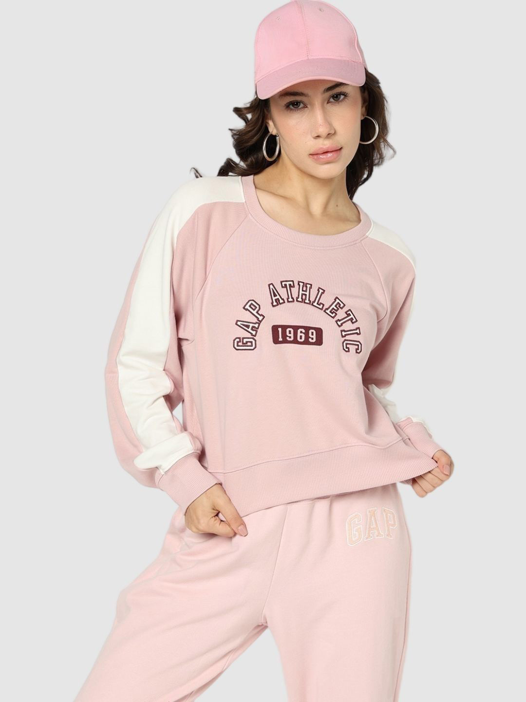 GAP Women Brand Logo Embroidered Colourblocked Pullover Sweatshirt With Raglan Sleeve