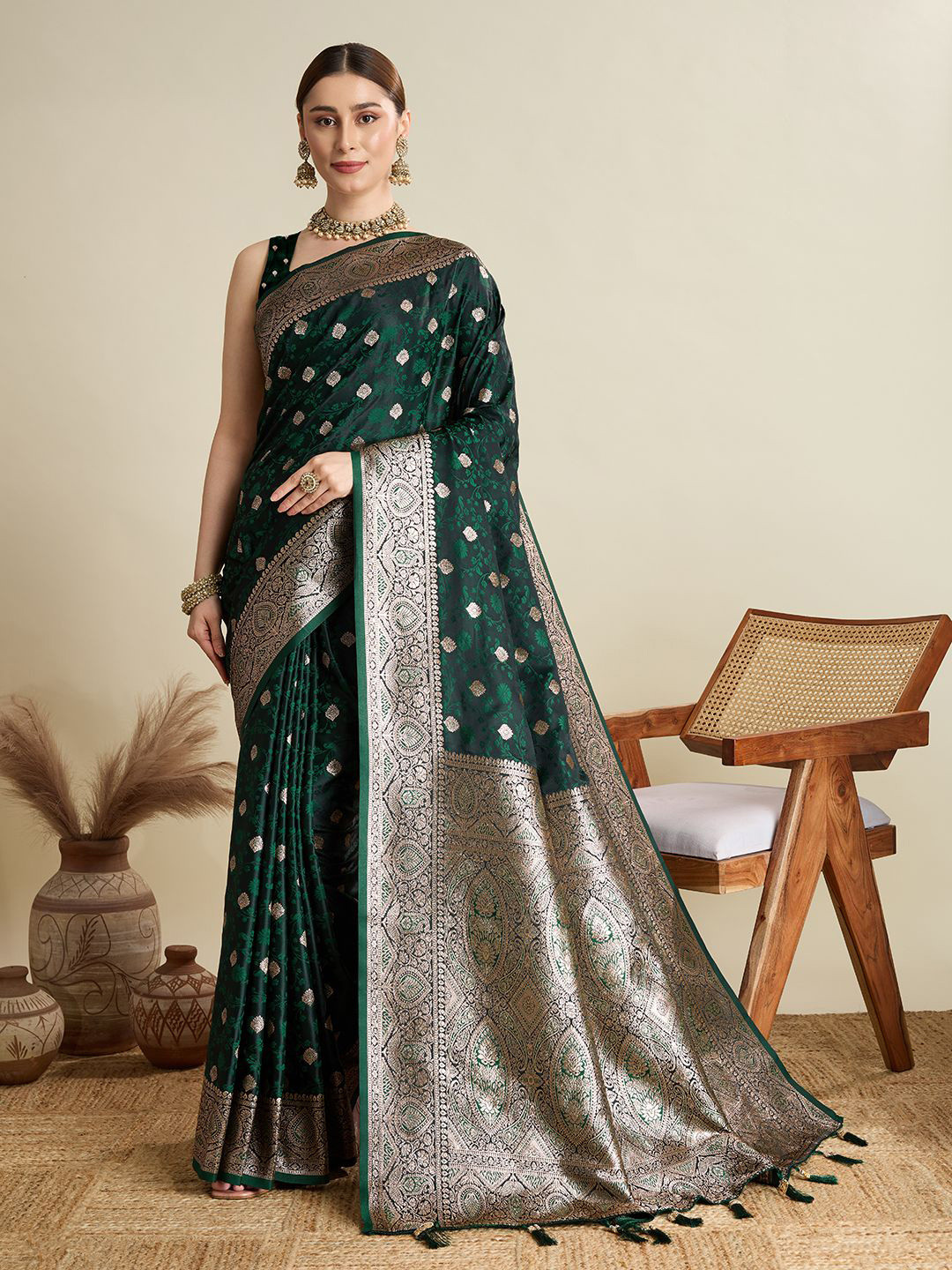 DIVASTRI Women's Green Soft Silk Zari Weaving Border Saree With Matching Blouse Piece