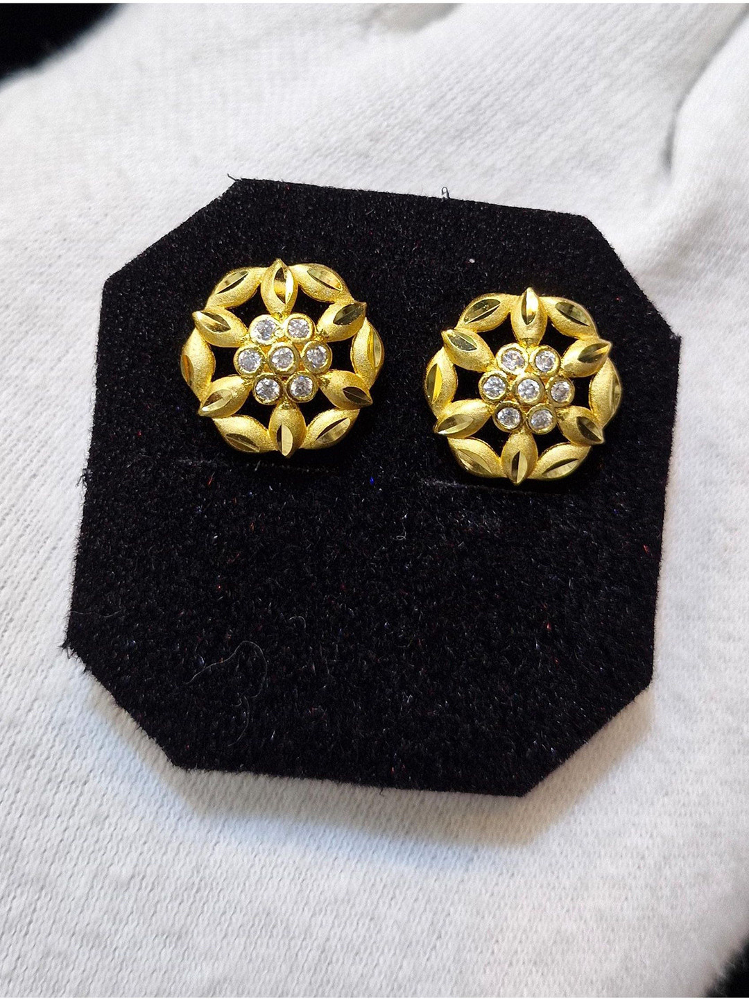 Anshenterpris Gold-Plated Crystals Studded Floral Studs