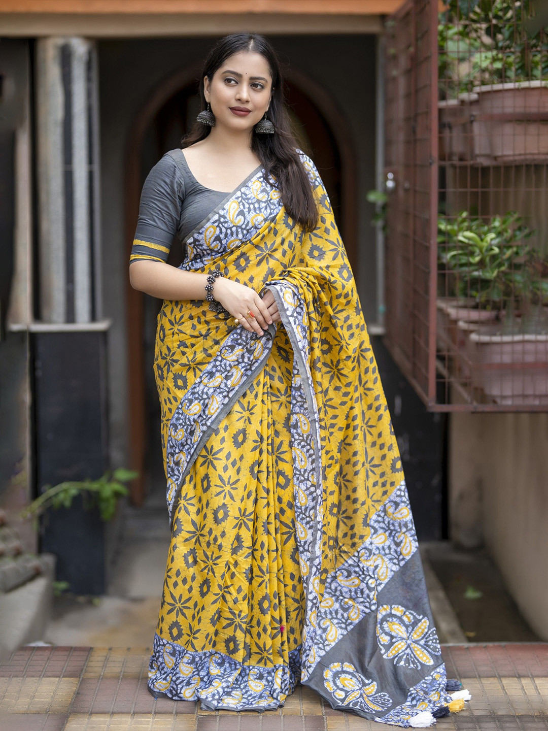 DIVASTRI Women's Soft Chanderi Cotton Batik Printed Saree With Contrast Blouse Piece