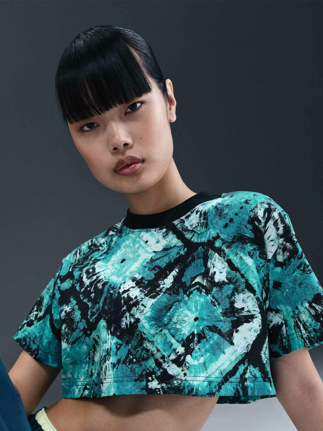 Nike Women Artist Collection Oversized Cropped Graphic T-Shirt