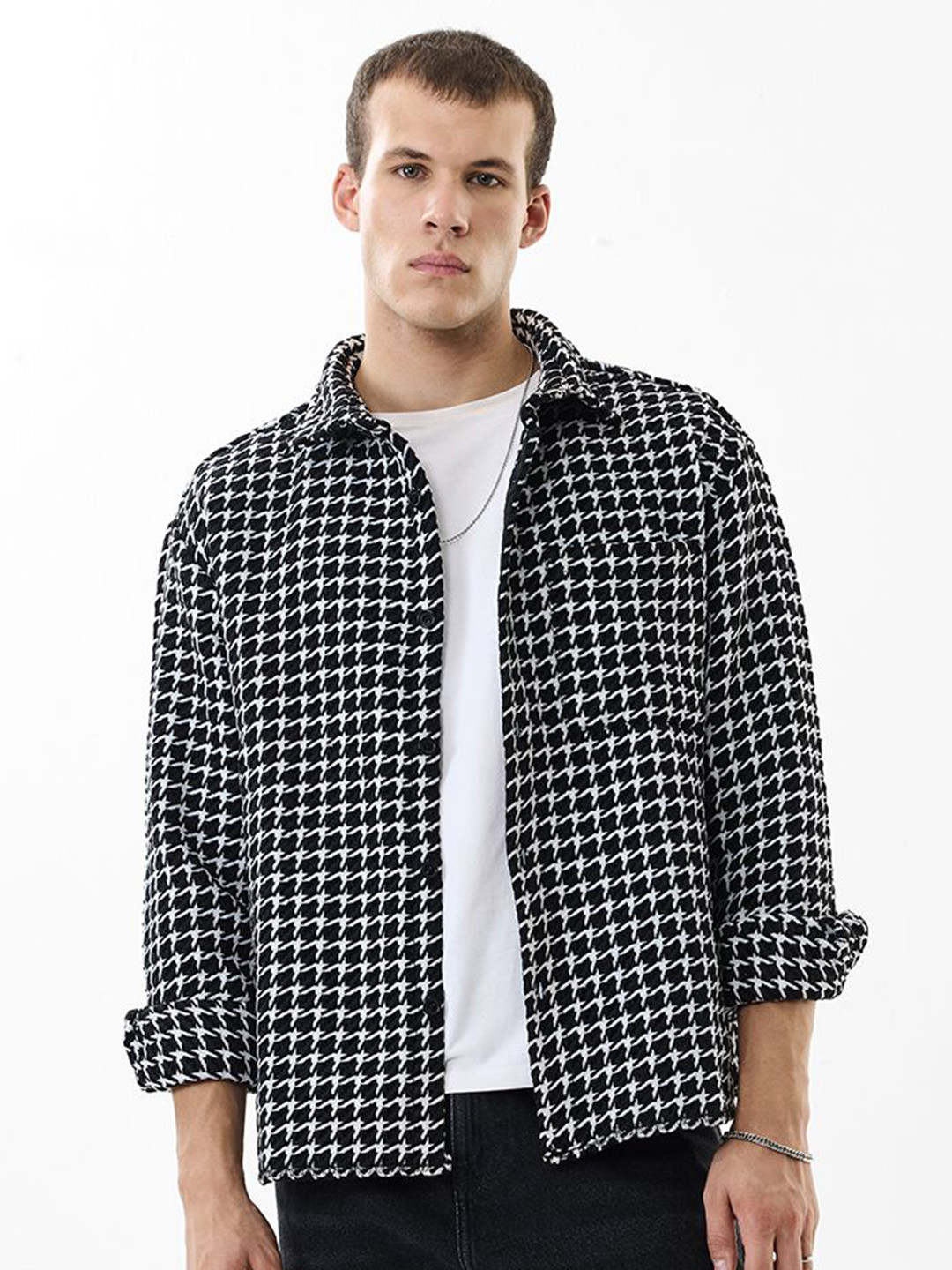 Snitch Men Checks Spread Collar Casual Shirt