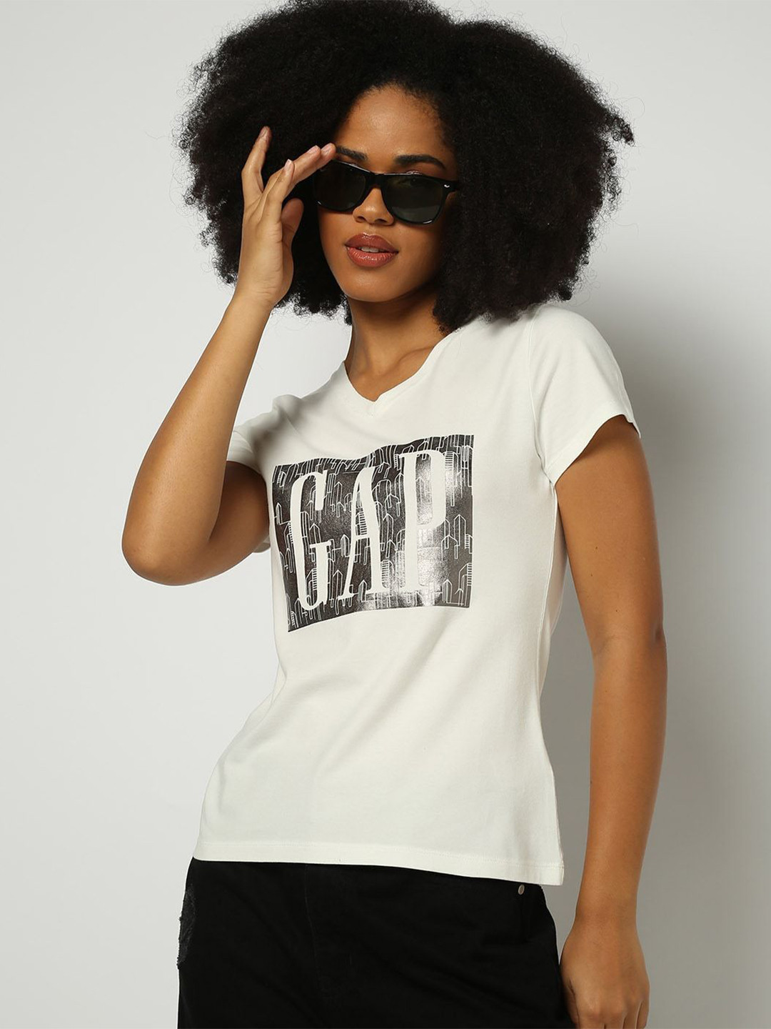 GAP Embedded Logo Print V-Neck Pure Cotton T-Shirt