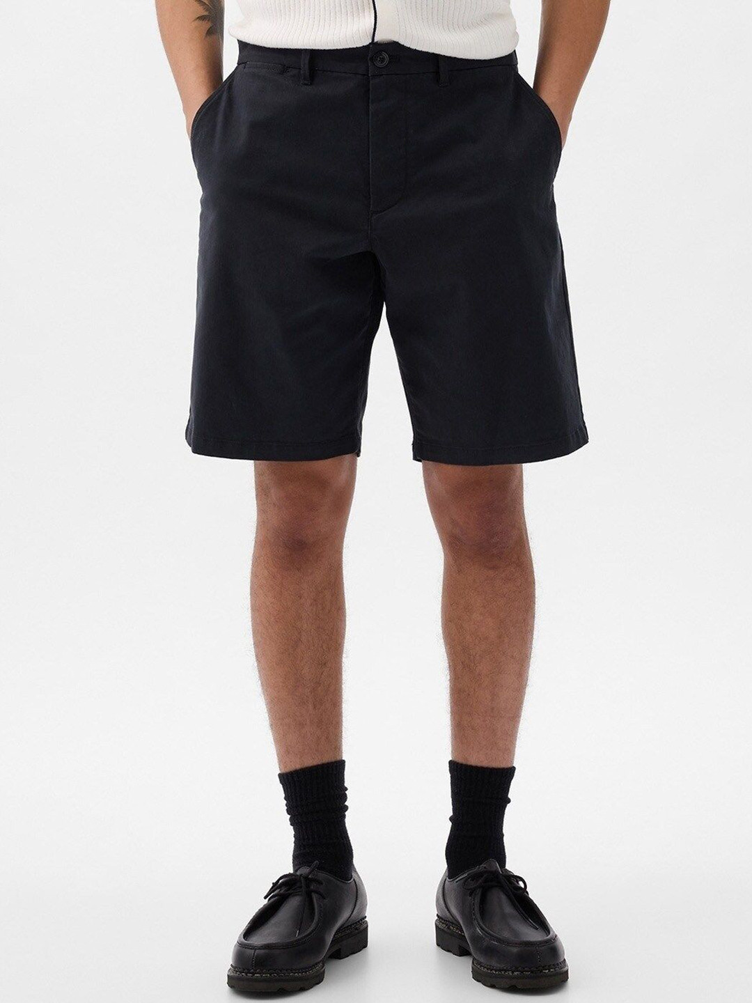 GAP Men Mid-Rise Relaxed Fit Chino Shorts With Pockets