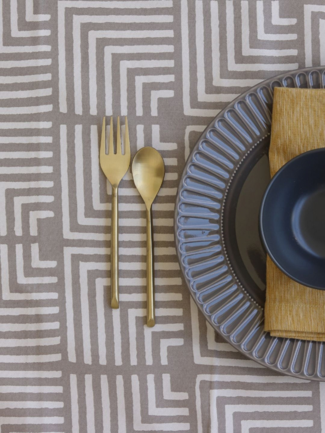 The Yard House Echoes In The Well Anti-Slip Wipeable Cotton Printed 4-Seater Table Cover