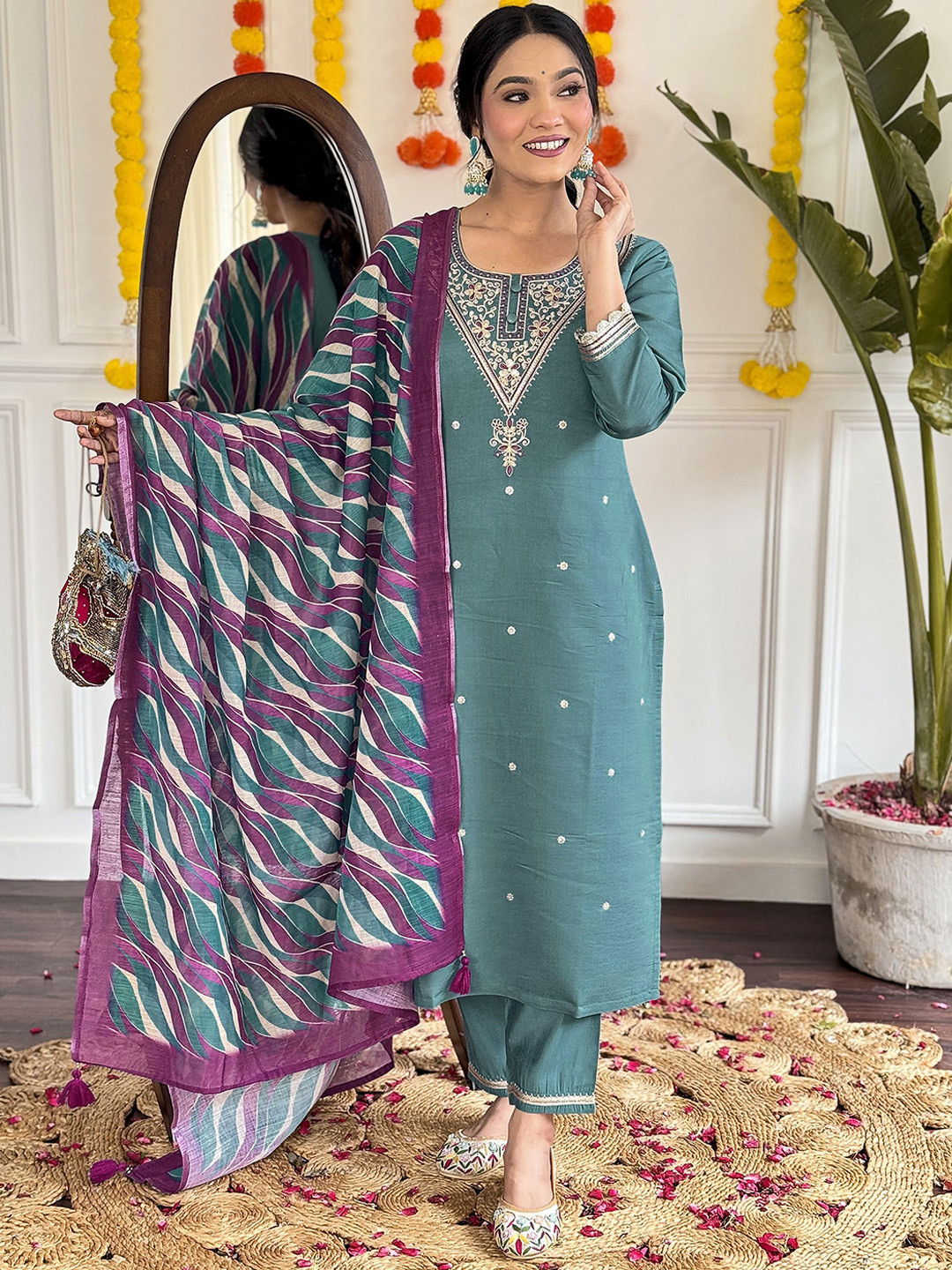 SUPPAR SLEAVE Women Embroidered Regular Thread Work Chanderi Silk Kurta Set & Dupatta