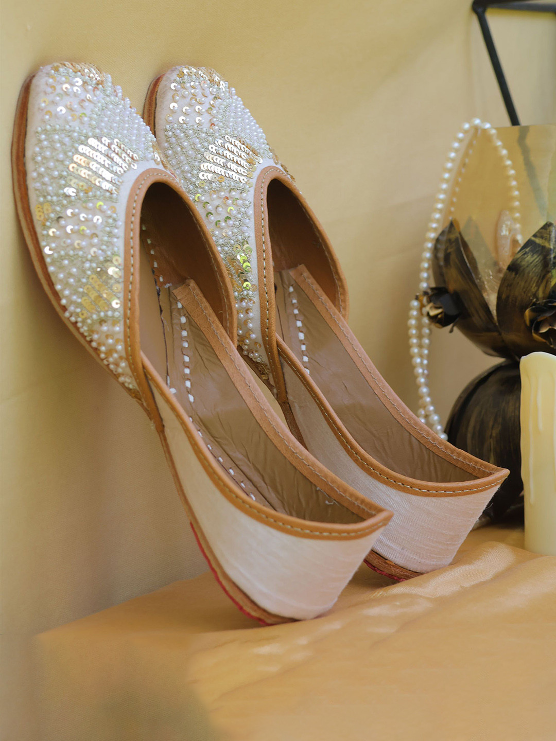 Kurrbat Swan Women Embellished Ethnic Mojaris