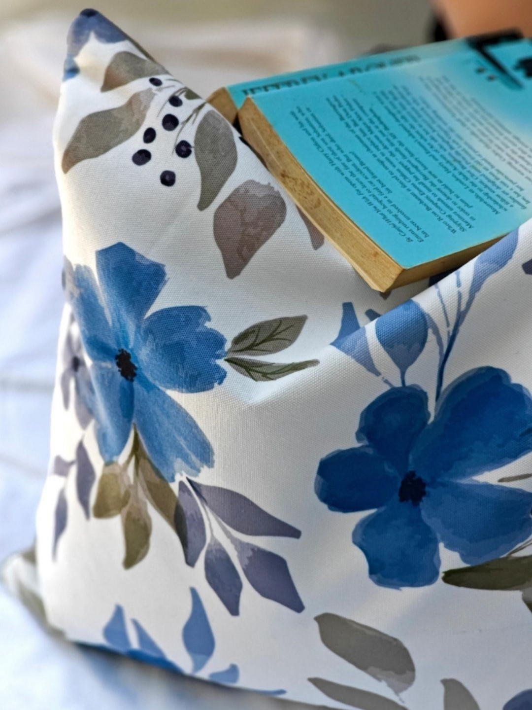 Akira Furnishings White & Blue 5 Pieces Floral Square Cushion Covers