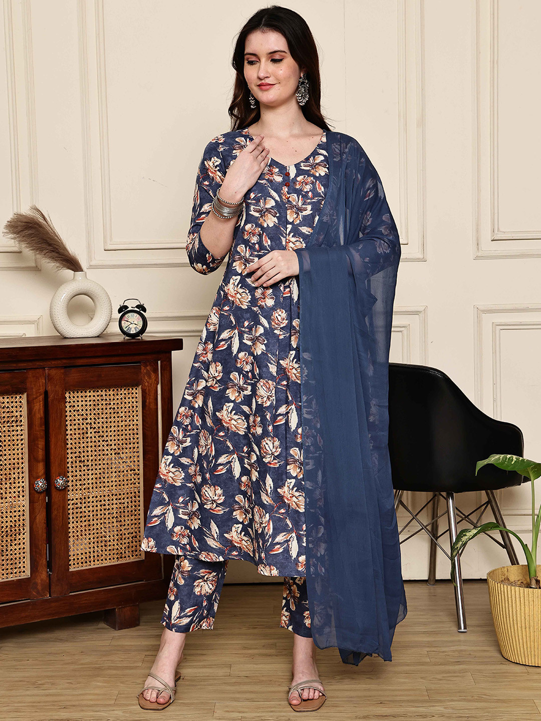 Rajnandini Women Floral Printed Regular Kurta With Trousers & Dupatta