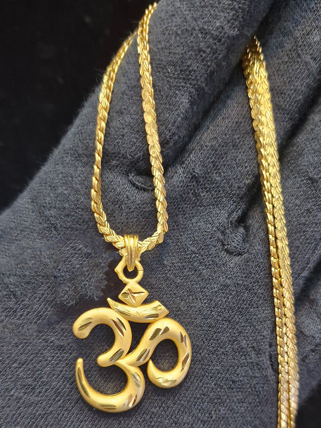 Anshenterpris Gold-Plated OM Pendants With Chains