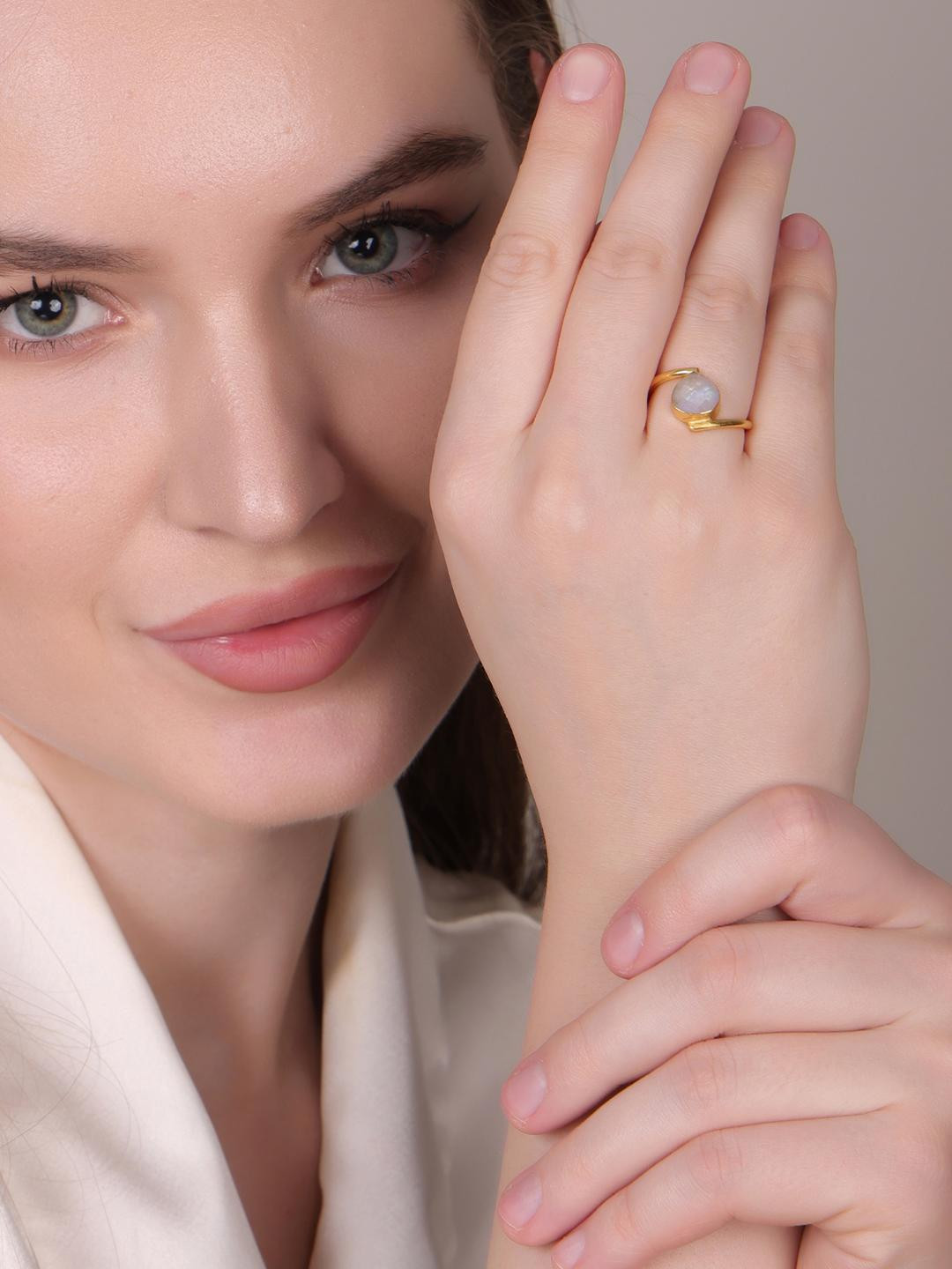 Dua White Brass Gold-Plated Finger Ring with Artificial Stone