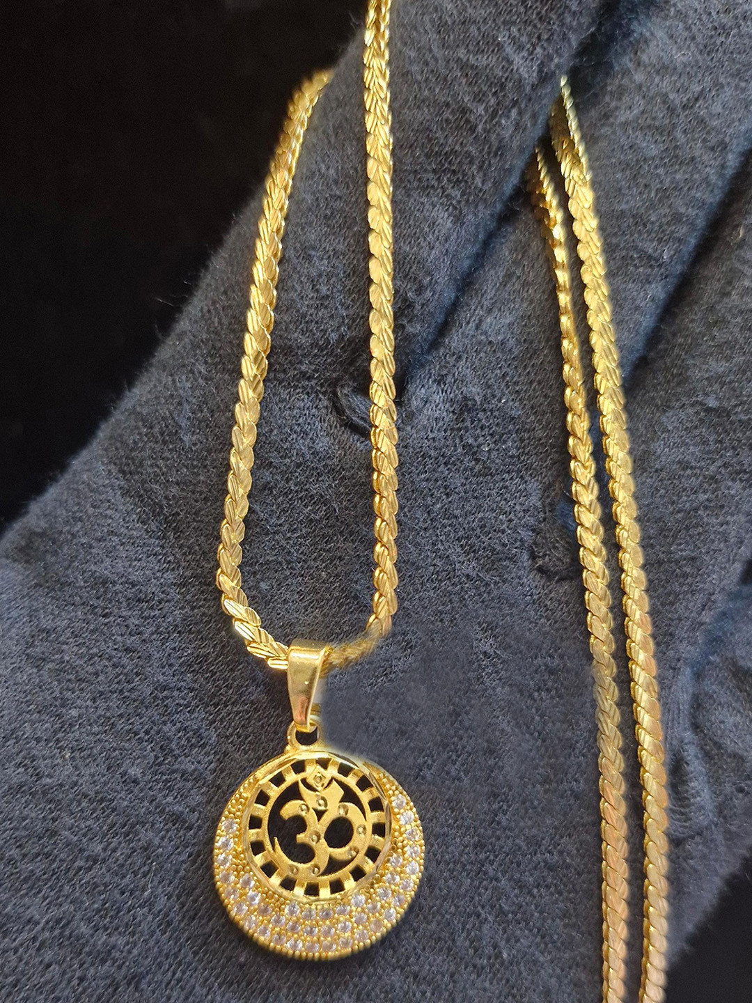 Anshenterpris Gold-Plated Circular OM Pendant With Chain