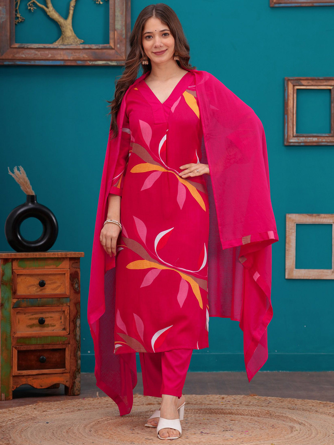 SUPPAR SLEAVE Women Floral Printed Kurta with Trousers & Dupatta