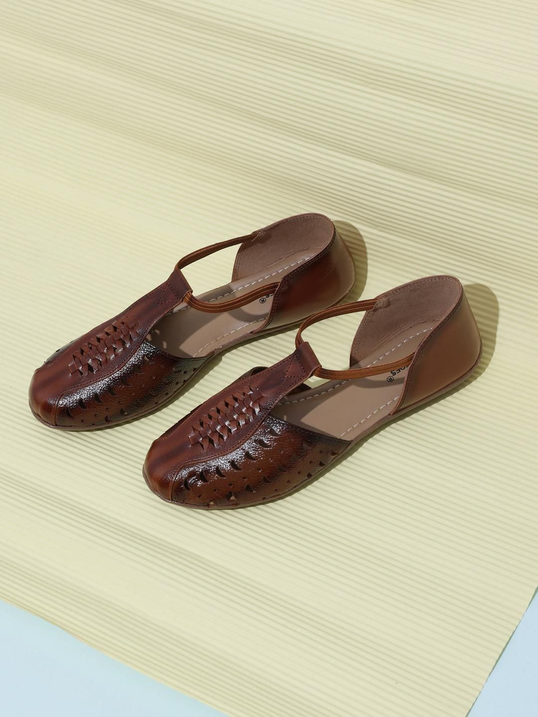 Kneetoes Women Two-tone Brown Closed-Toe Flat Sandals