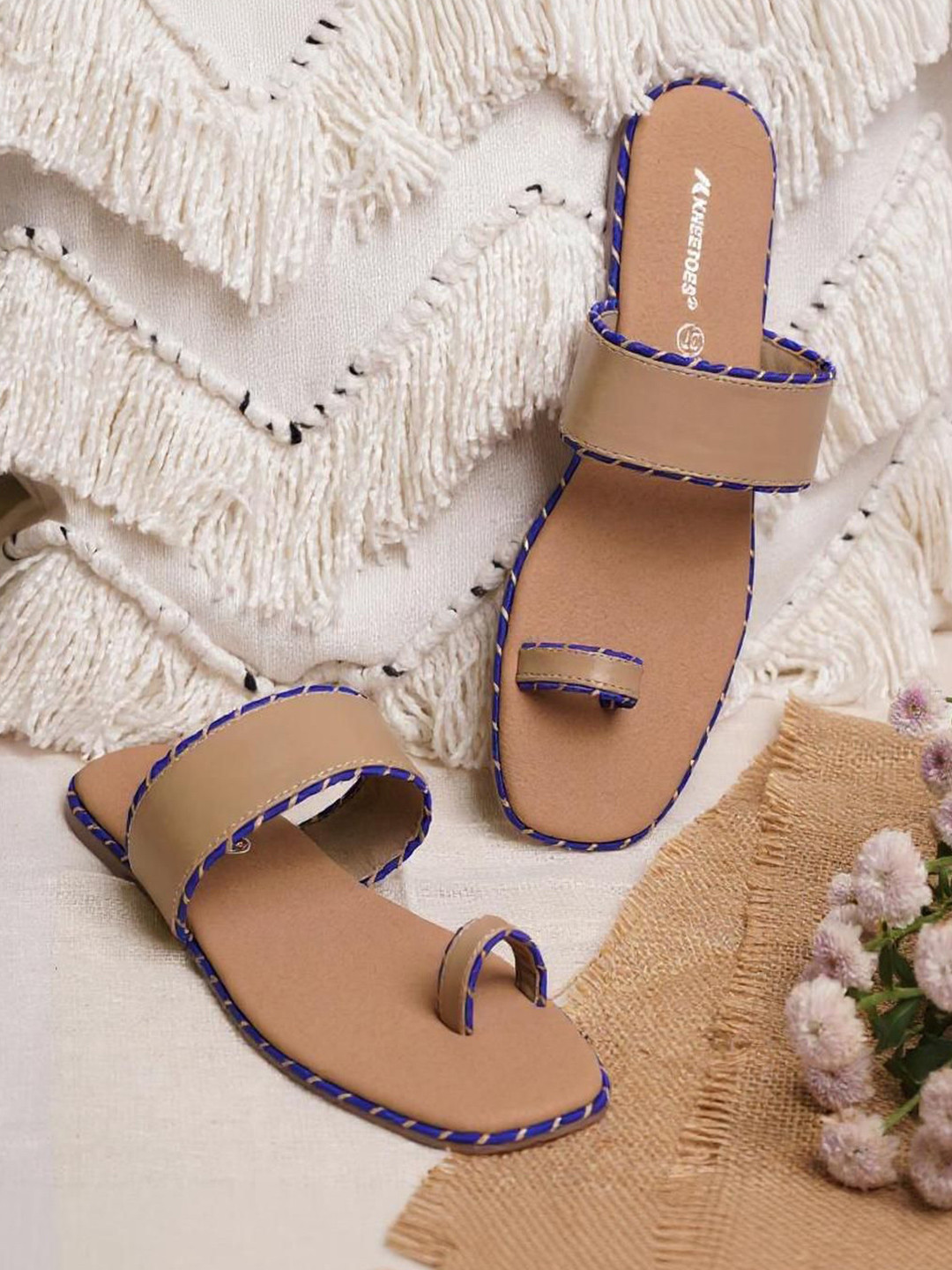 Kneetoes Women Tan Solid Trim One-Toe Sandals